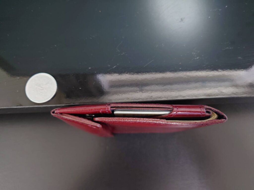 アブラサス薄い財布を横から見た写真