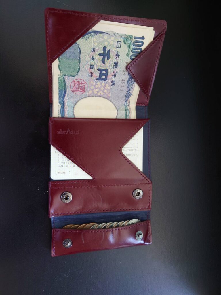 アブラサス薄い財布を開いた中の写真