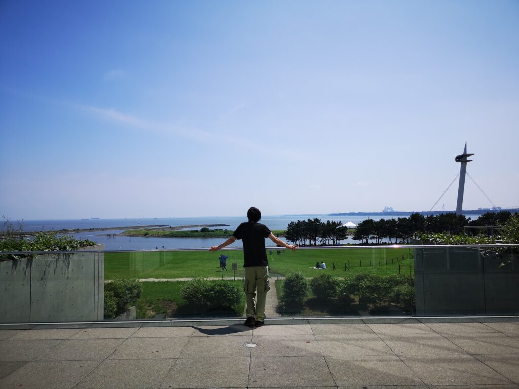 葛西臨海公園の中で後ろ向きに撮影される男性