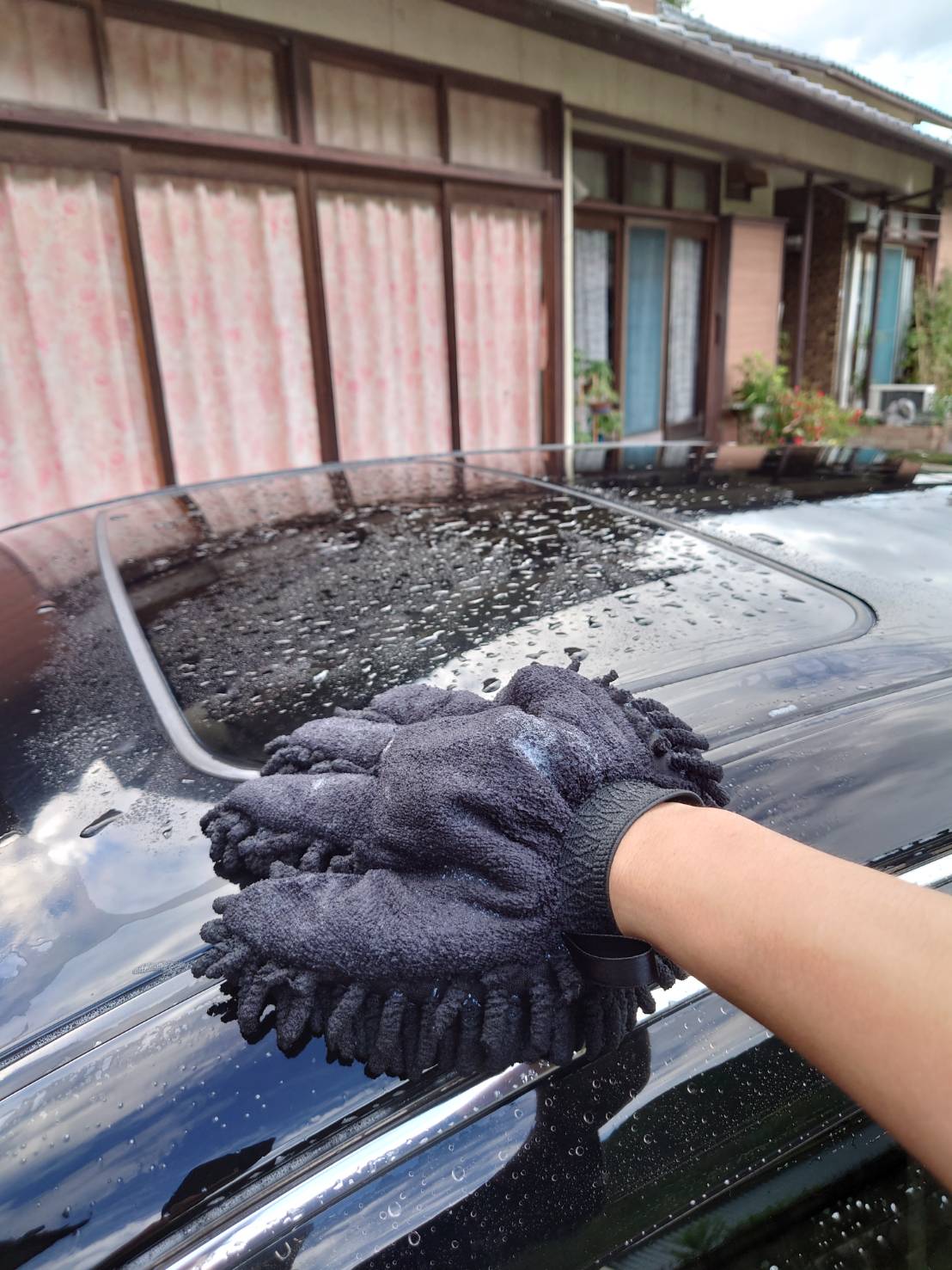スポンジで車を洗っている写真