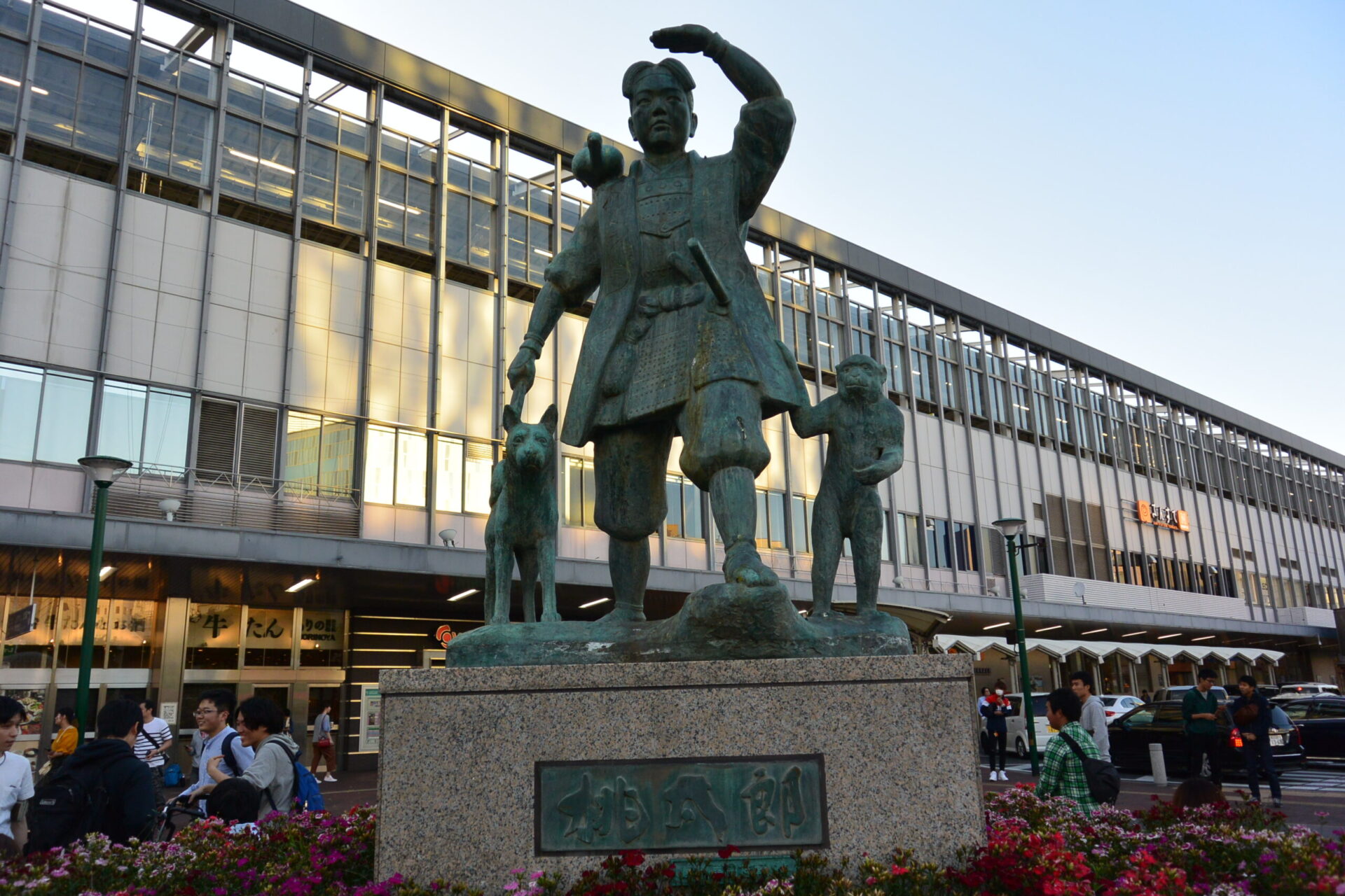 岡山駅にある桃太郎と犬・猿・キジの銅像