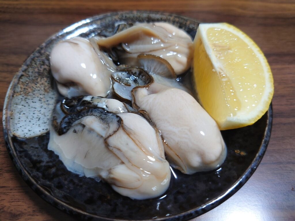 生牡蠣とレモン