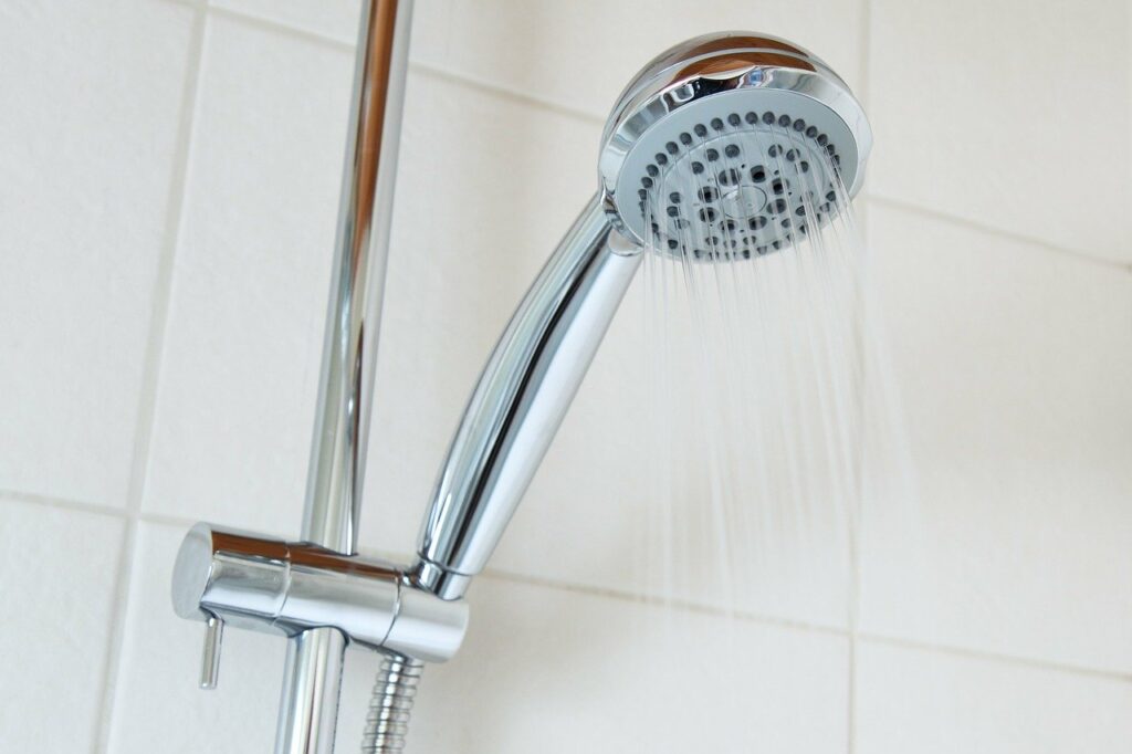 シャワーだけでも入浴と使うお湯の量はほとんど変わらない？